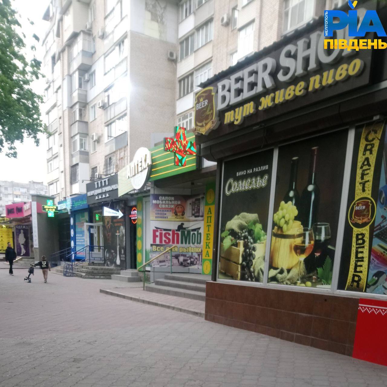 В Мелитополе известный магазин оккупанты превращают в очередной кабак  8